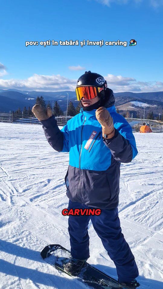 Cum faci carving pe snowboard? 🏂

Tot ce trebuie să faci e să menții poziția de bază și să te înclini ușor. Atât de simplu!

🔹 Menține poziția de bază – privirea în direcția de mers, genunchii flexați, umerii aliniați cu placa, greutatea pe piciorul de bază.
🔹 Ia-ți viteză pe toată talpa, drept spre vale.
🔹 Când simți că ai stabilitate, înclină-te ușor în direcția în care vrei să virezi, astfel încât boardul să ajungă progresiv pe cant.
🔹 Pe măsură ce te înclini și pui presiune pe cant, boardul începe să taie zăpada și să vireze natural.
🔹 Menține presiunea constantă pe cant și lasă boardul să-și urmeze traiectoria.

🫵Ai încercat carving până acum? Sau e pe lista de to-do? 

#snowboardromania #arenaplatos #tabără